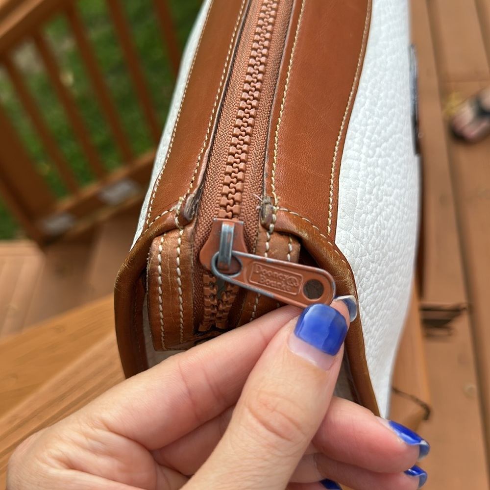 Vintage DOONEY & BOURKE off white two tone leather classic zip top shoulder bag - Picture 4 of 15